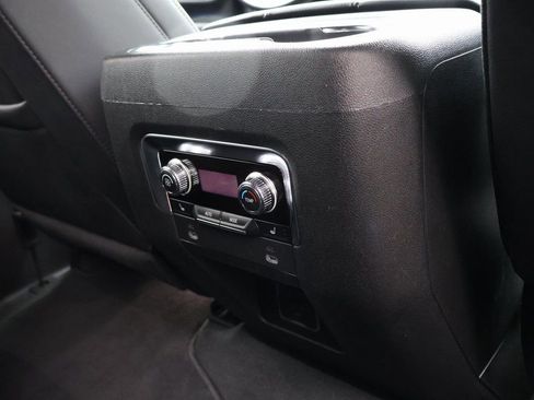 Used 2022 GMC Yukon SLT w/ SLT Premium Package image 16