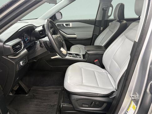 Used 2021 Ford Explorer XLT w/ Equipment Group 202A AWD/4WD image 12