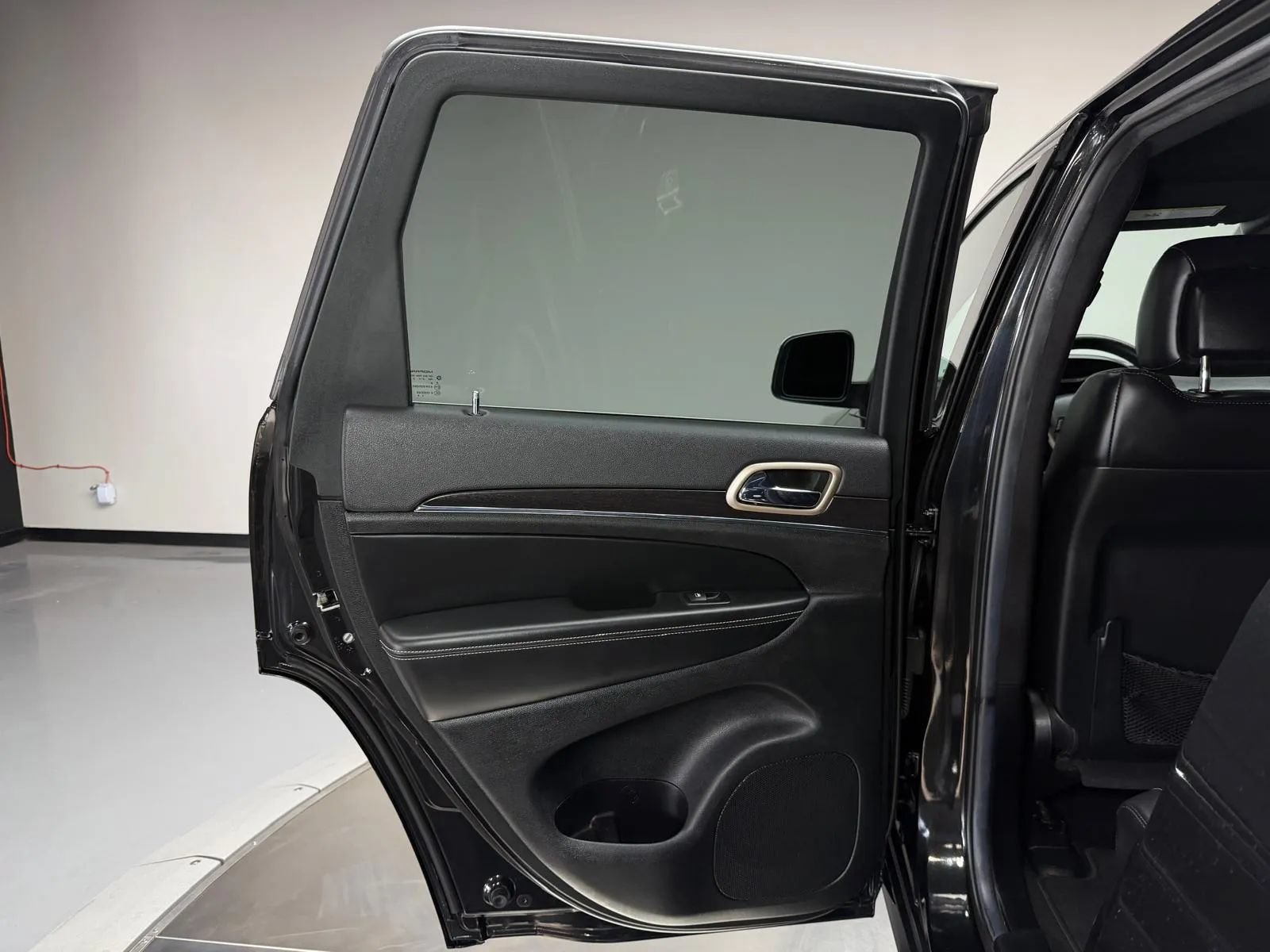 Used 2014 Jeep Grand Cherokee Limited RWD image 16