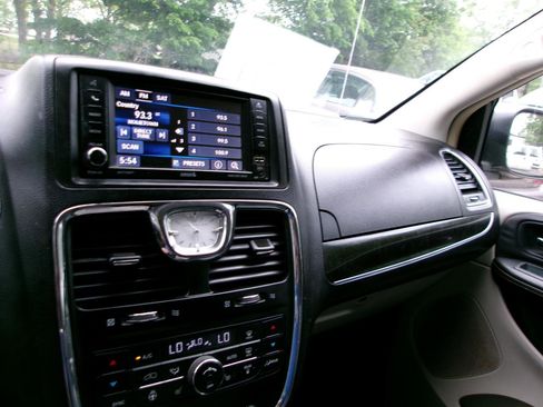 Used 2014 Chrysler Town & Country Touring-L w/ Driver Convenience Group FWD image 16