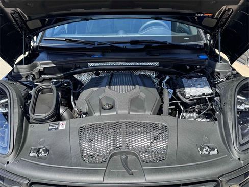Certified 2025 Porsche Macan AWD/4WD image 28