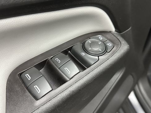 Used 2022 Chevrolet Equinox LS image 11