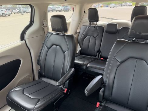 Used 2023 Chrysler Pacifica Touring-L FWD image 46