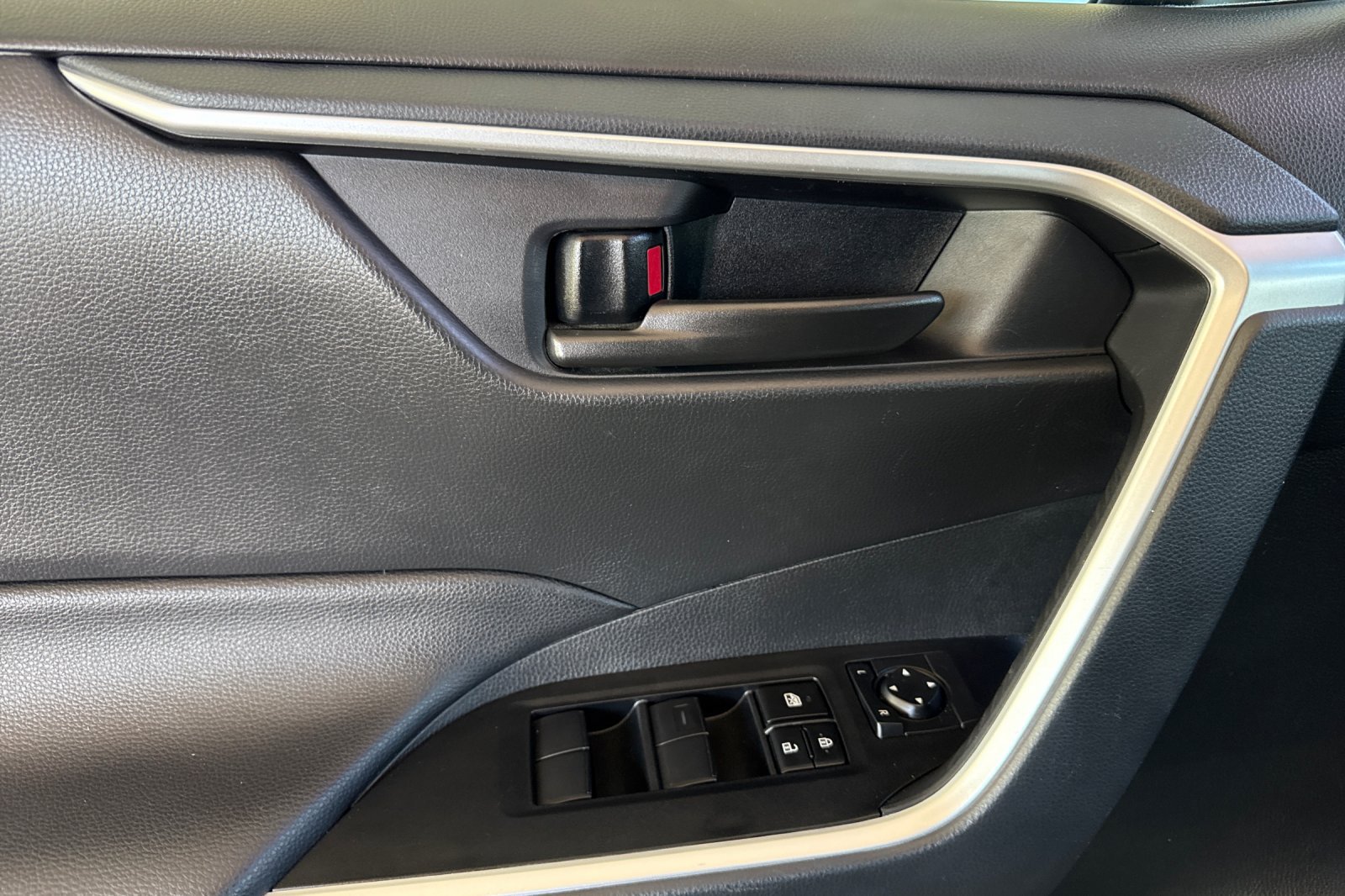 Certified 2025 Toyota RAV4 LE AWD/4WD image 11