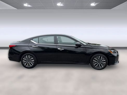 Used 2025 Nissan Altima 2.5 SV FWD image 8