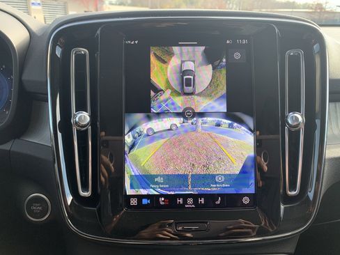 Used 2025 Volvo XC40 B5 Plus image 25