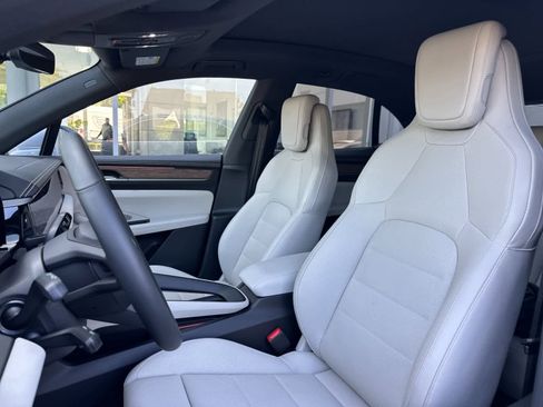 Used 2025 Porsche Macan 4S Electric image 5