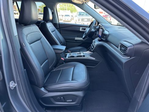 Used 2023 Ford Explorer XLT w/ Equipment Group 202A image 12