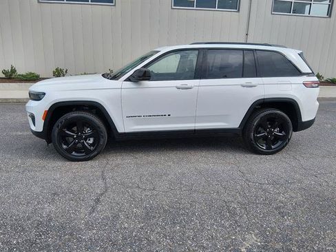 Certified 2023 Jeep Grand Cherokee Limited w/ Black Appearance Package AWD/4WD image 6