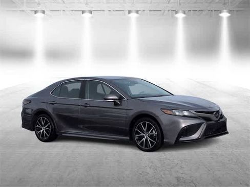 Used 2023 Toyota Camry SE image 2