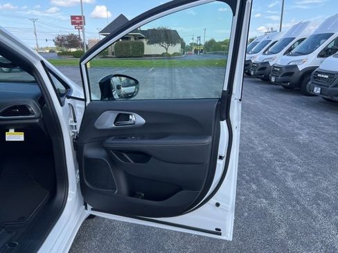 New 2026 Chrysler Pacifica Limited w/ S Appearance Package image 15