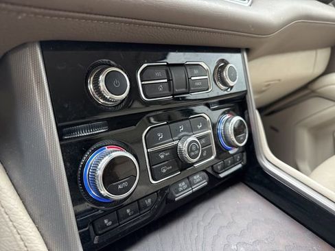 Used 2023 GMC Yukon Denali w/ Advanced Technology Package AWD/4WD image 19