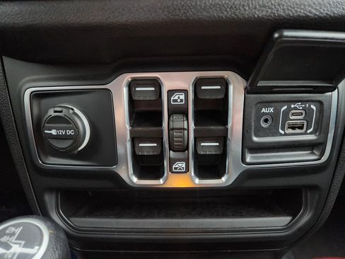 Used 2025 Jeep Gladiator Nighthawk image 8