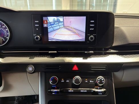 Used 2024 Kia Carnival LX FWD image 13