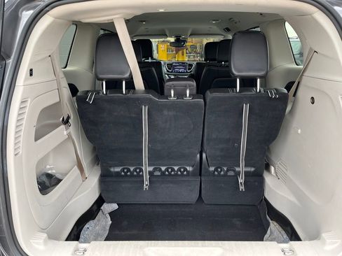 Used 2023 Chrysler Pacifica Touring-L image 26