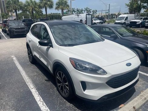 Used 2021 Ford Escape SE w/ SE Sport Appearance Package FWD image 1