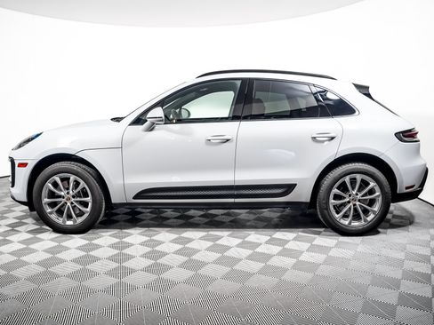 Certified 2023 Porsche Macan AWD/4WD image 2