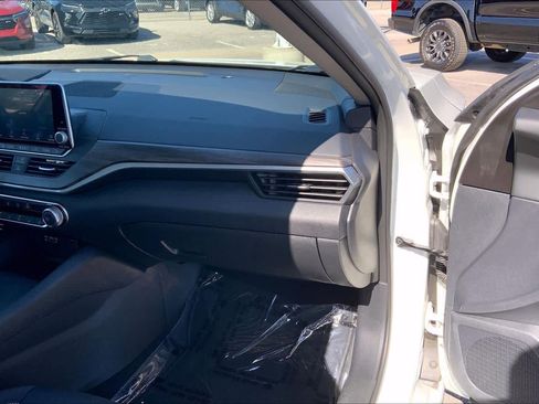 Used 2025 Nissan Altima 2.5 SV FWD image 17