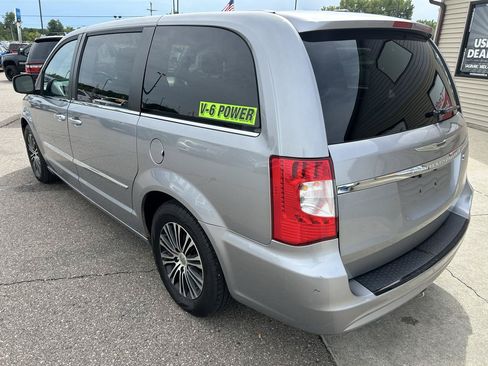 Used 2014 Chrysler Town & Country S FWD image 7