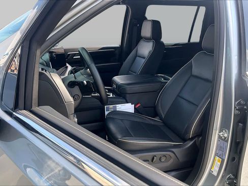 Used 2025 Chevrolet Suburban Premier RWD image 9