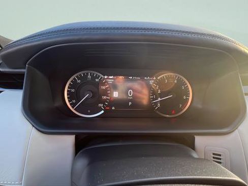 Used 2023 Land Rover Discovery Metropolitan Edition image 12