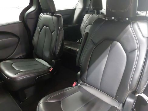 Used 2025 Chrysler Pacifica Select FWD image 13