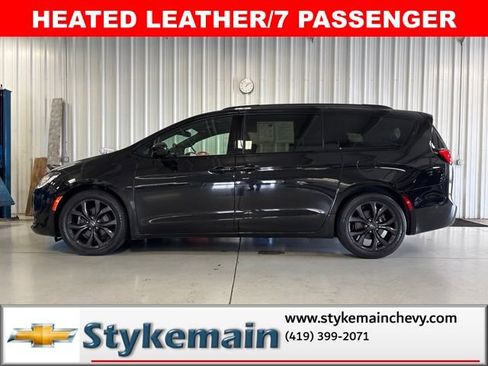 Used 2020 Chrysler Pacifica Touring-L Plus w/ S Appearance Package FWD image 2