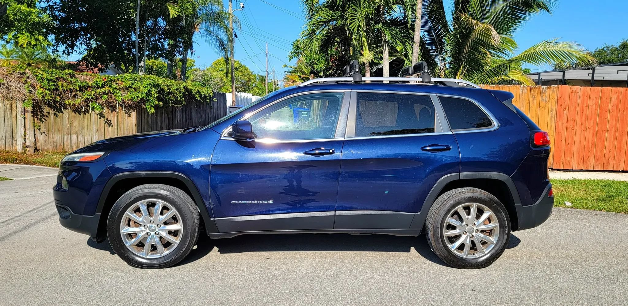 Used 2014 Jeep Cherokee Limited w/ Luxury Group AWD/4WD image 11