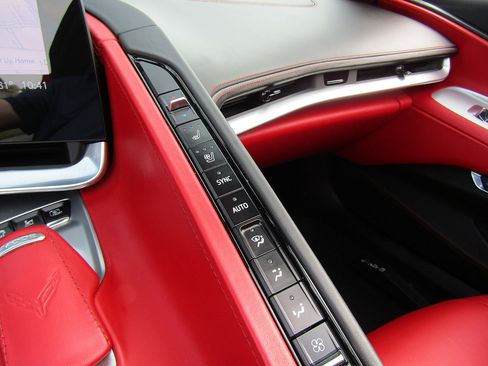 Used 2021 Chevrolet Corvette Stingray Premium Conv w/ Z51 Performance Package RWD image 17