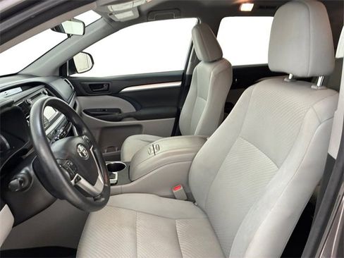 Used 2016 Toyota Highlander LE image 12