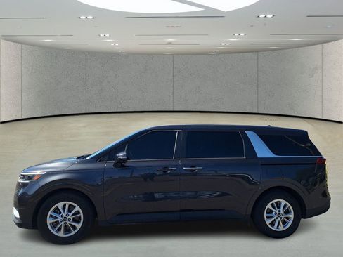 Used 2023 Kia Carnival LX image 2