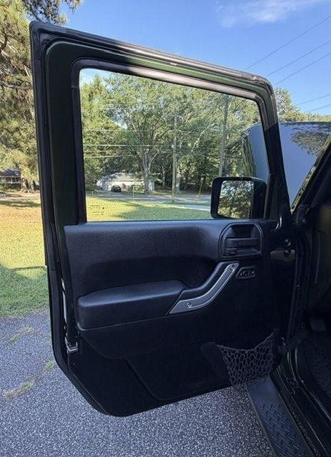 Used 2011 Jeep Wrangler Unlimited Sahara w/ Connectivity Group AWD/4WD image 15