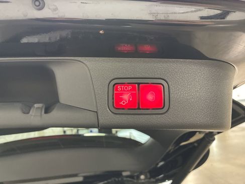 Used 2025 Mercedes-Benz GLB 250 4MATIC image 6