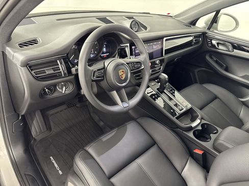 Certified 2025 Porsche Macan AWD/4WD image 4