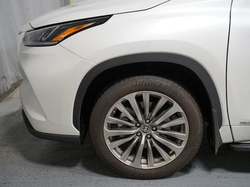 Used 2025 Toyota Highlander Limited AWD/4WD image 5