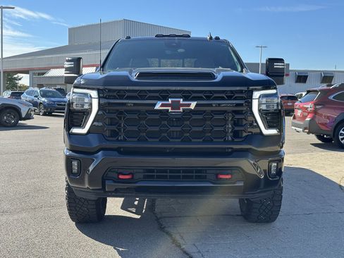 Used 2024 Chevrolet Silverado 2500 ZR2 w/ Technology Package image 2