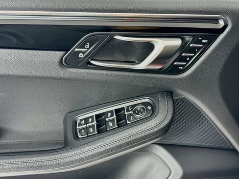 Certified 2025 Porsche Macan AWD/4WD image 11
