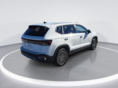 New 2026 Volkswagen Taos SE image 3