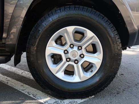 Used 2014 Toyota 4Runner SR5 Premium image 8