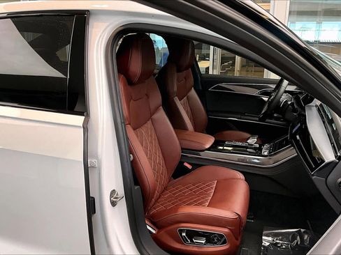 Used 2022 Audi S8 w/ S8 Comfort Plus Package image 9