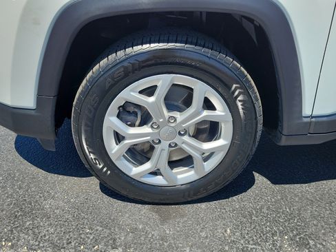 Used 2024 Jeep Compass Latitude AWD/4WD image 5