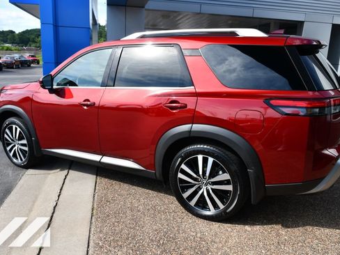 Used 2024 Nissan Pathfinder Platinum AWD/4WD image 4