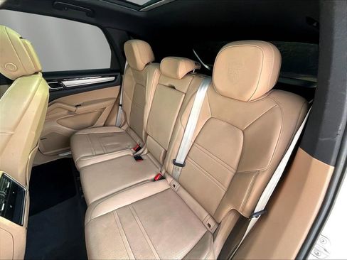 Used 2022 Porsche Cayenne AWD/4WD image 22