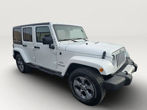 Used 2018 Jeep Wrangler Unlimited Sahara w/ Connectivity Group AWD/4WD image 4