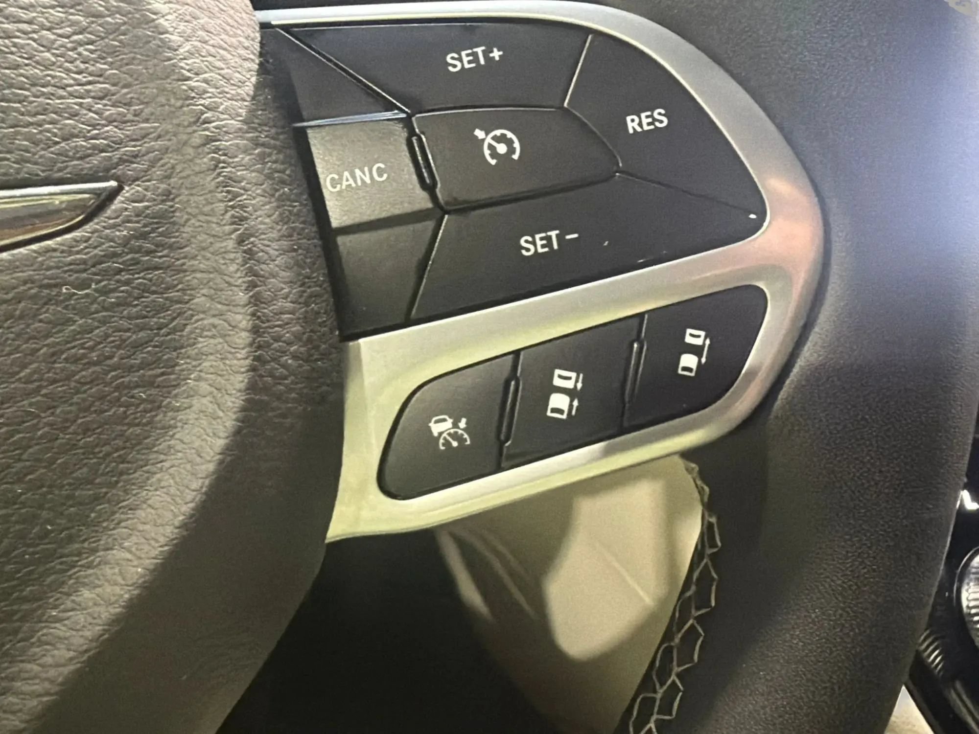 Used 2023 Chrysler Pacifica Touring-L FWD image 24