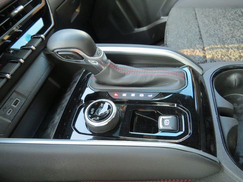 Used 2024 Chevrolet Colorado Z71 AWD/4WD image 21