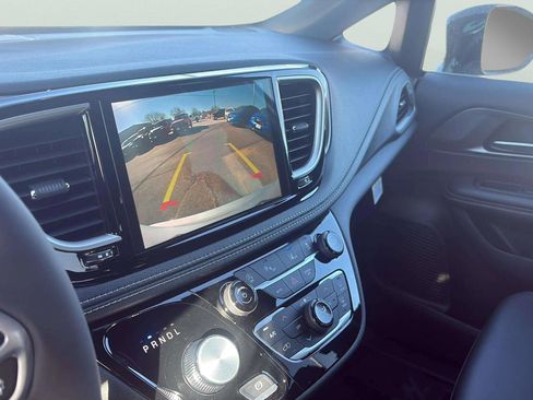 New 2026 Chrysler Pacifica Select image 18