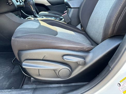 Used 2018 Jeep Cherokee Sport FWD image 11