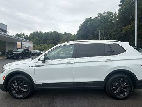 Used 2024 Volkswagen Tiguan SE w/ Panoramic Sunroof Package AWD/4WD image 8
