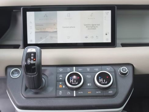 Used 2023 Land Rover Defender 90 X-Dynamic SE image 16